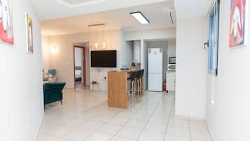 Apartemen Klasik | Area keluarga | Televisi layar datar 50-inci dengan saluran TV kabel dan TV