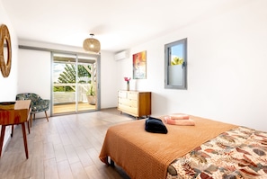 4 chambres, fer et planche à repasser, lit de bébé portatif