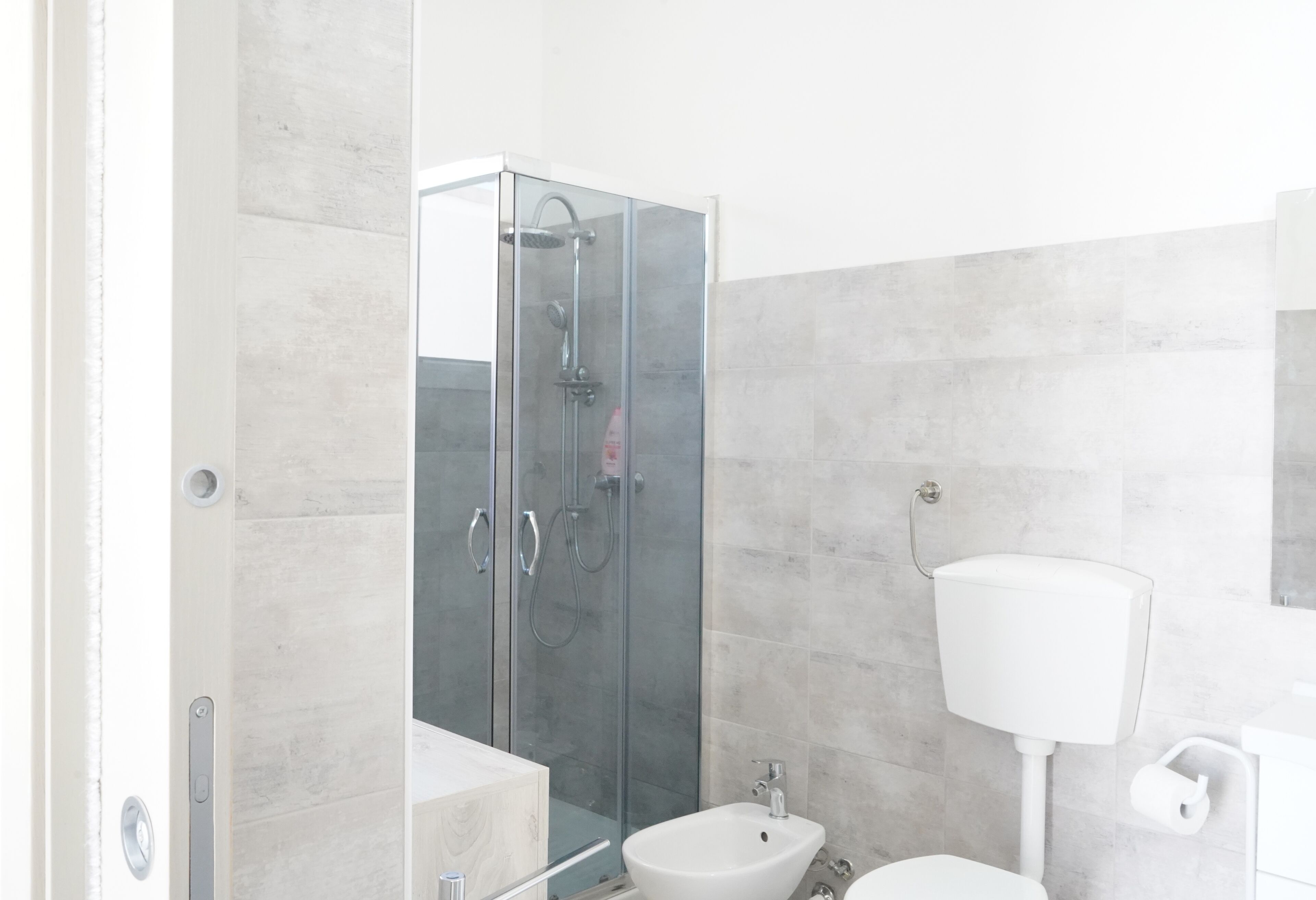Regendusche, kostenlose Toilettenartikel, Haartrockner, Bidet
