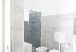 Rainfall showerhead, free toiletries, hair dryer, bidet - Resort Leonardo (Melendugno)