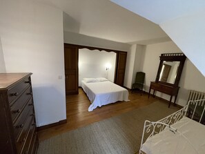 4 bedrooms, travel cot, free WiFi, bed sheets
