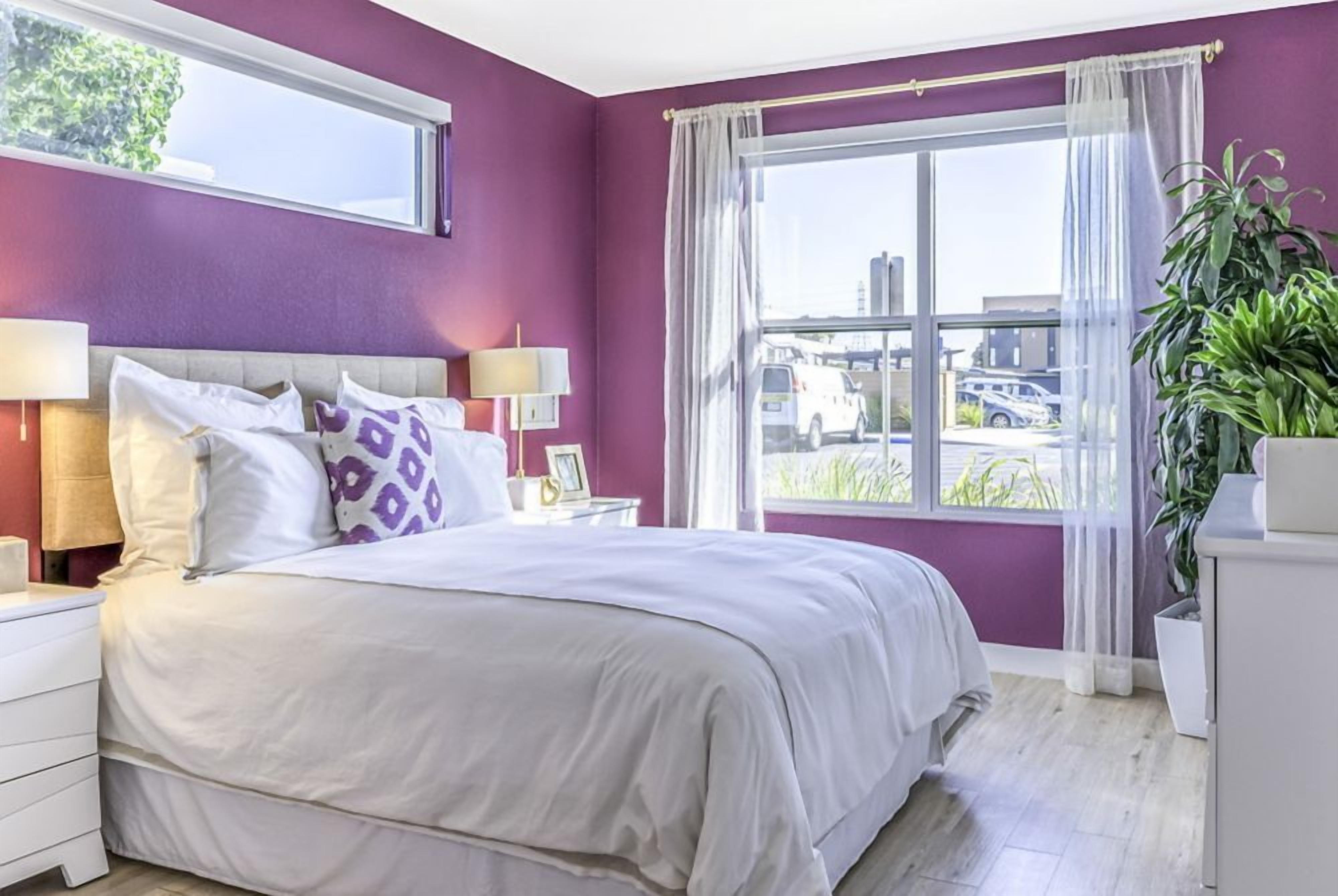 Stay Connected: 1 Bedroom Condo with Business Center