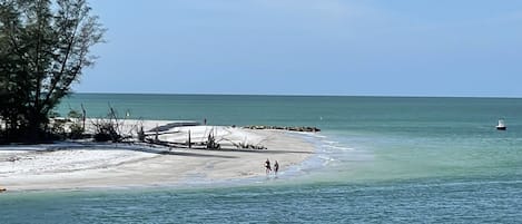 Vlak bij het strand, ligstoelen aan het strand, strandlakens