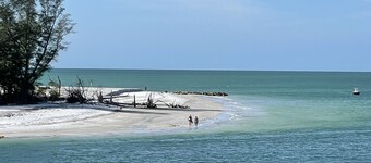 SeaBreeze Place/new Luxury Spacious Guest House-2mins walk to Palma Sola Bay 