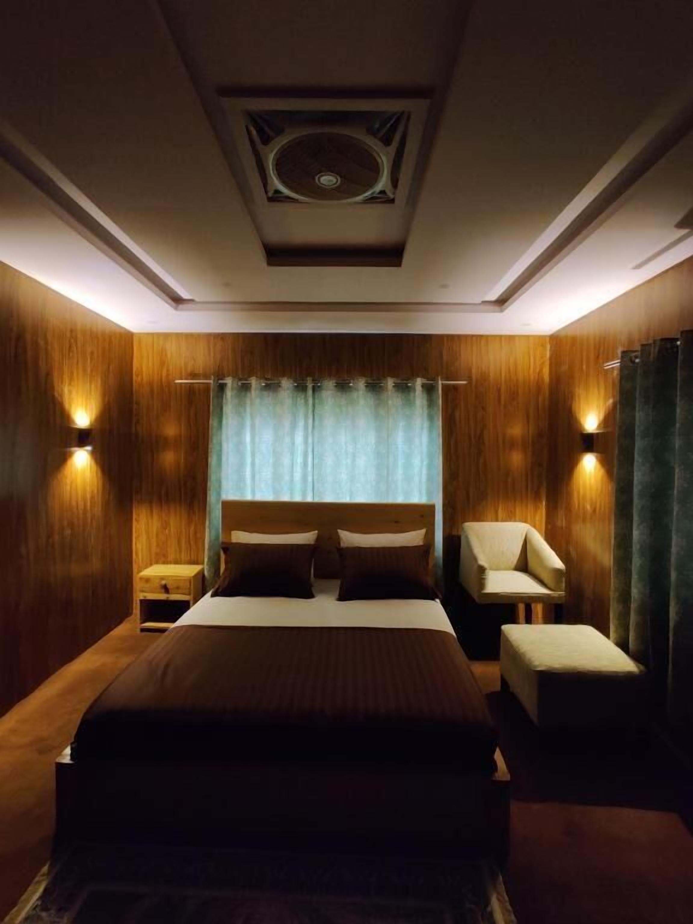 Deluxe Double Room | Iron/ironing board, free WiFi, bed sheets