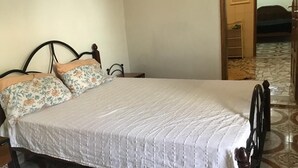 3 soverom, safe på rommet, skrivebord og strykejern/-brett