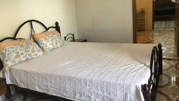 3 chambres, coffres-forts dans les chambres, bureau