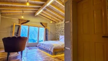 Quarto casal luxo | Ferros/tábuas de passar roupa, Wi-Fi de cortesia, roupa de cama