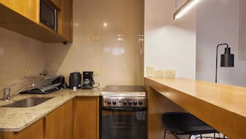 Studio | Private kitchen | Full-sized fridge, cookware/dishes/utensils