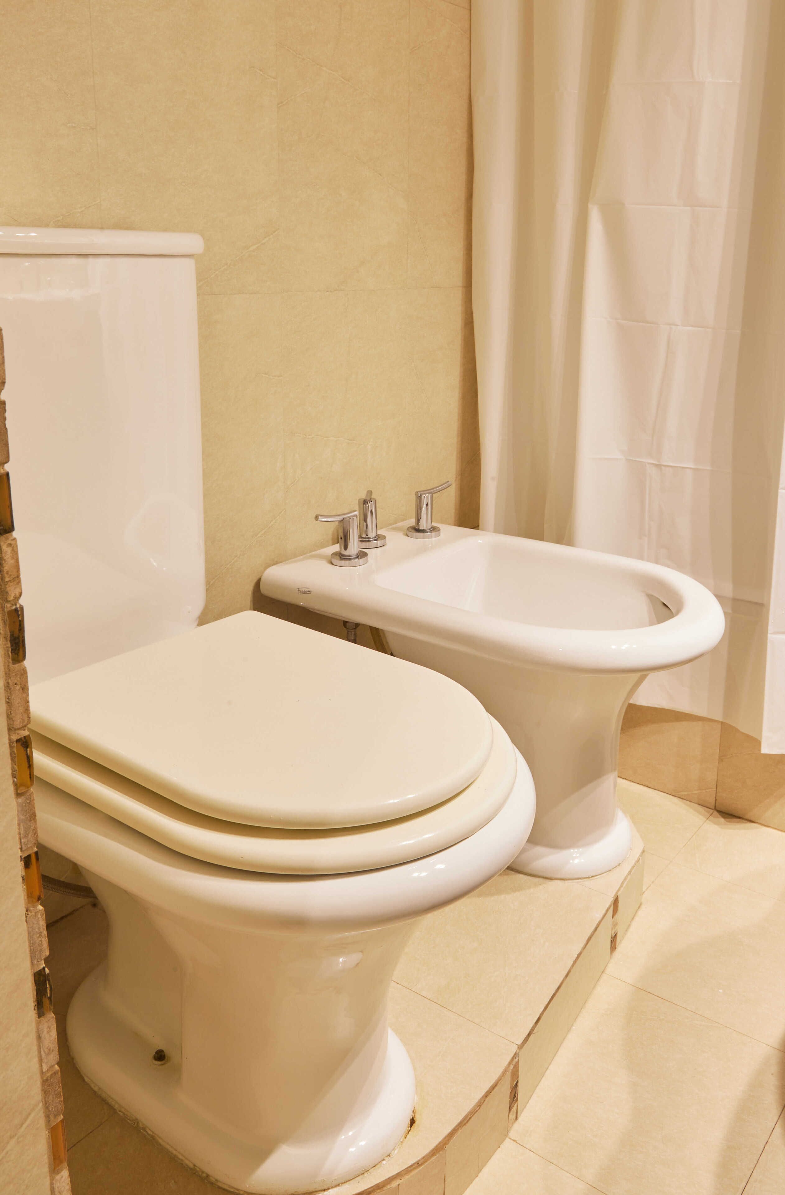 Ein Badezimmer mit Toilette und Duschwc.