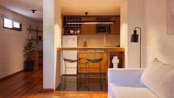 Studio | Private kitchen | Full-sized fridge, cookware/dishes/utensils
