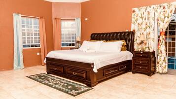 Family Villa | 4 bedrooms, iron/ironing board, free WiFi