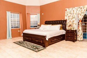 Family Villa | 4 bedrooms, iron/ironing board, free WiFi