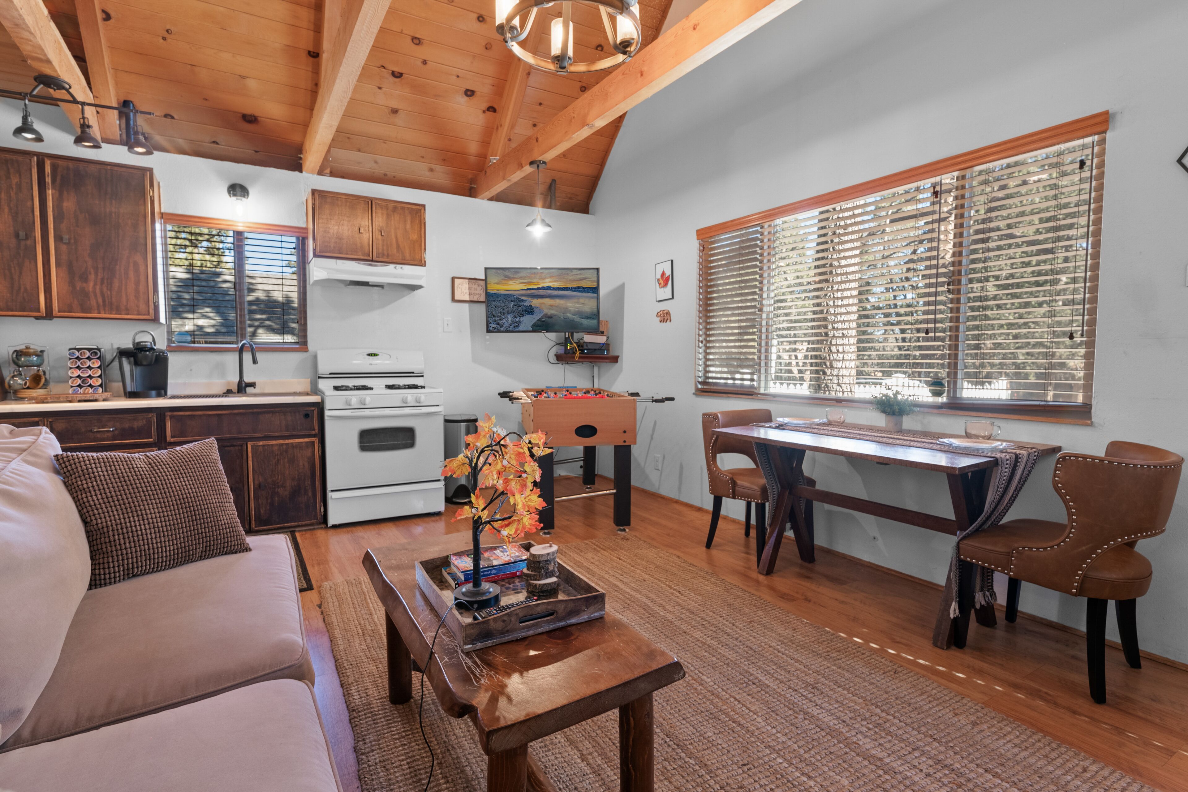 Smart TV, chimenea y futbolito 