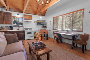 Älytelevisio, takka, pöytäjalkapallopöytä