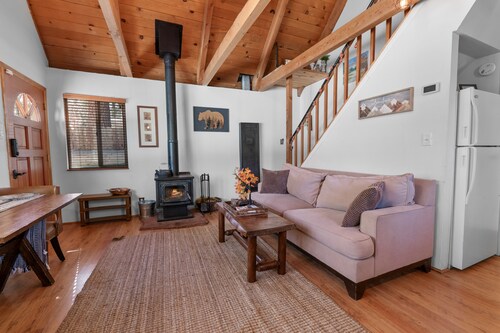 Family! FirePit! Pets! Foosball! BBQ! Wi-Fi! Patio! CableTV! Romantic!