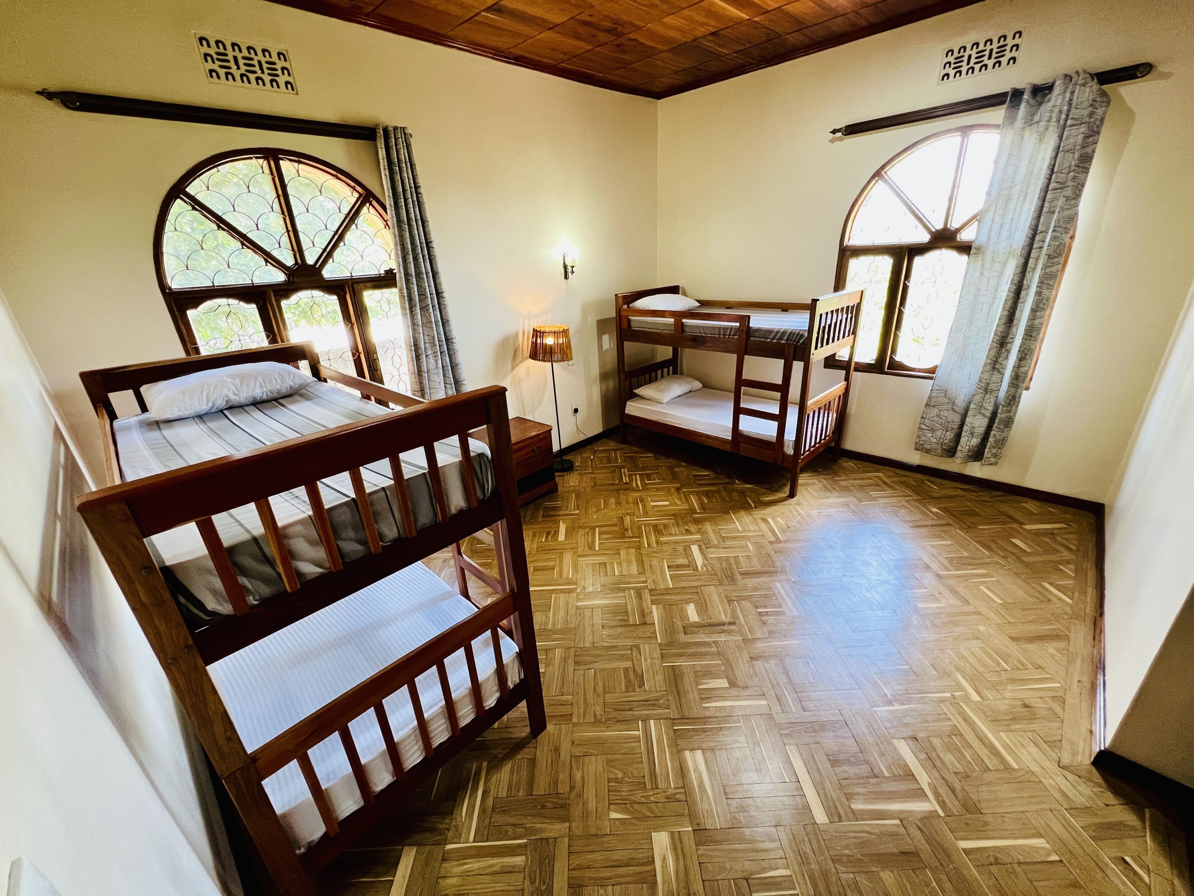 6 bedrooms, desk, iron/ironing board, free WiFi