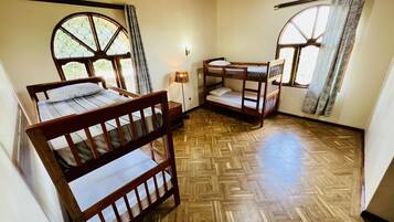 6 bedrooms, desk, iron/ironing board, free WiFi