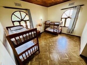 6 Schlafzimmer, Schreibtisch, Bügeleisen/Bügelbrett, kostenloses WLAN