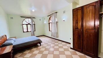 6 makuuhuonetta, työpöytä, silitysrauta/-lauta, ilmainen Wi-Fi