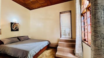 6 bedrooms, desk, iron/ironing board, free WiFi