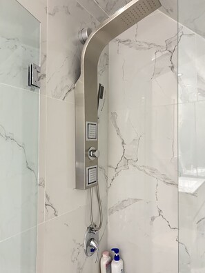 Haartrockner, Handtücher, Seife, Shampoo