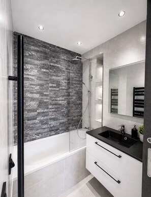 Shower, hair dryer, bidet, towels