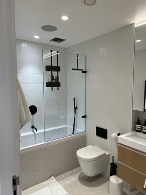 Secador de pelo, toallas, jabón y champú