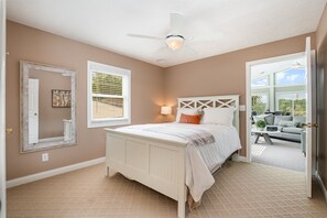 4 bedrooms, iron/ironing board, free WiFi, bed sheets - Beautiful Lakefront Home, Private Dock, Sleeps 16, 12 minutes to Ark Encounter (Williamstown)