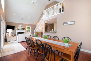 Dining - Beautiful Lakefront Home, Private Dock, Sleeps 16, 12 minutes to Ark Encounter (Williamstown)