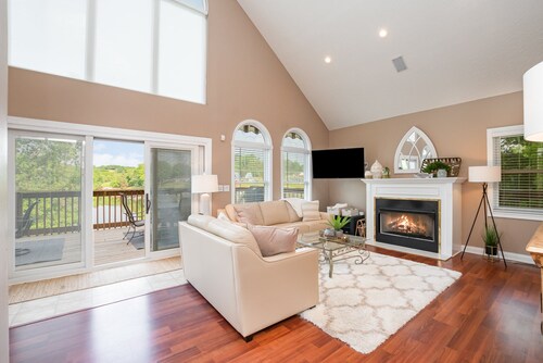 Beautiful Lakefront Home, Private Dock, Sleeps 16, 12 minutes to Ark Encounter