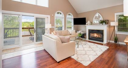 Beautiful Lakefront Home, Private Dock, Sleeps 16, 12 minutes to Ark Encounter