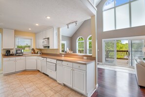 Fridge, microwave, oven, stovetop - Beautiful Lakefront Home, Private Dock, Sleeps 16, 12 minutes to Ark Encounter (Williamstown)