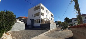Exterior - 3 room apartment, 100 meters from the beach with sea view, new building. (Rab)