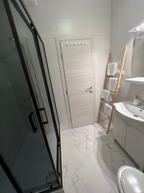 Shower, hair dryer, towels, soap - 3 room apartment, 100 meters from the beach with sea view, new building. (Rab)
