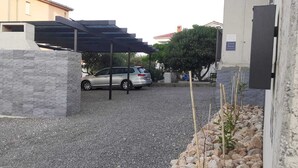 المنطقة المحيطة بالمنشأة