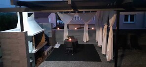 Outdoor dining - 3 room apartment, 100 meters from the beach with sea view, new building. (Rab)