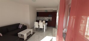 TV - 3 room apartment, 100 meters from the beach with sea view, new building. (Rab)