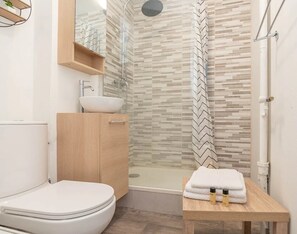 Dusche, Haartrockner, Handtücher, Seife