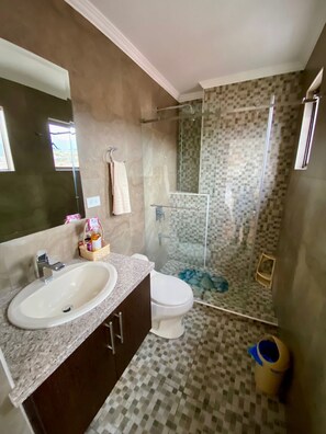 Haartrockner, Handtücher, Seife, Shampoo