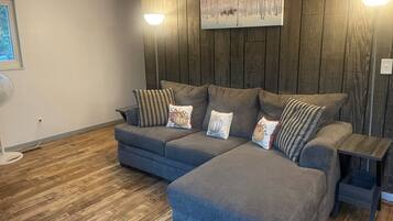 Älytelevisio, pöytäjalkapallopöytä, kirjoja, tietokoneen näyttö