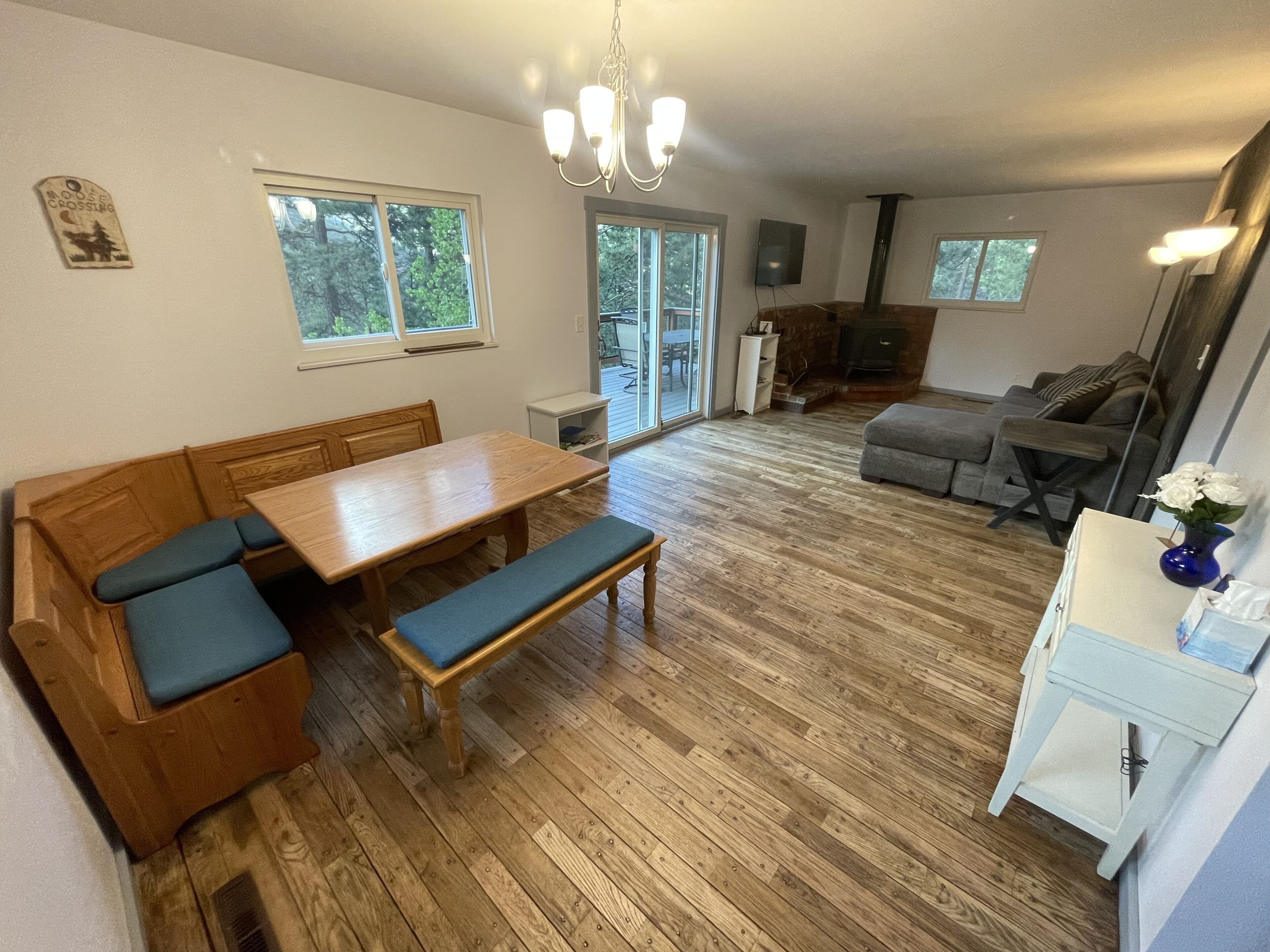 Smart TV, pebolim, livros, monitores de computador