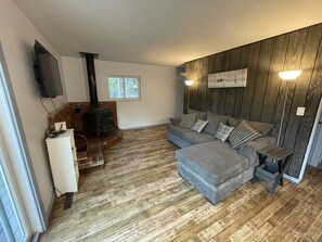 Älytelevisio, pöytäjalkapallopöytä, kirjoja, tietokoneen näyttö