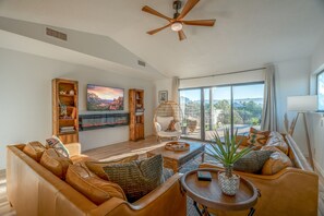 Smart TV, fireplace - VIEWS, hot tub, dog friendly, near trailheads! (Sedona)