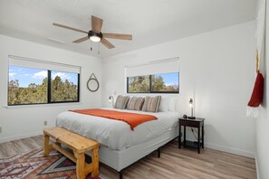 3 bedrooms, iron/ironing board, travel crib, free WiFi - VIEWS, hot tub, dog friendly, near trailheads! (Sedona)