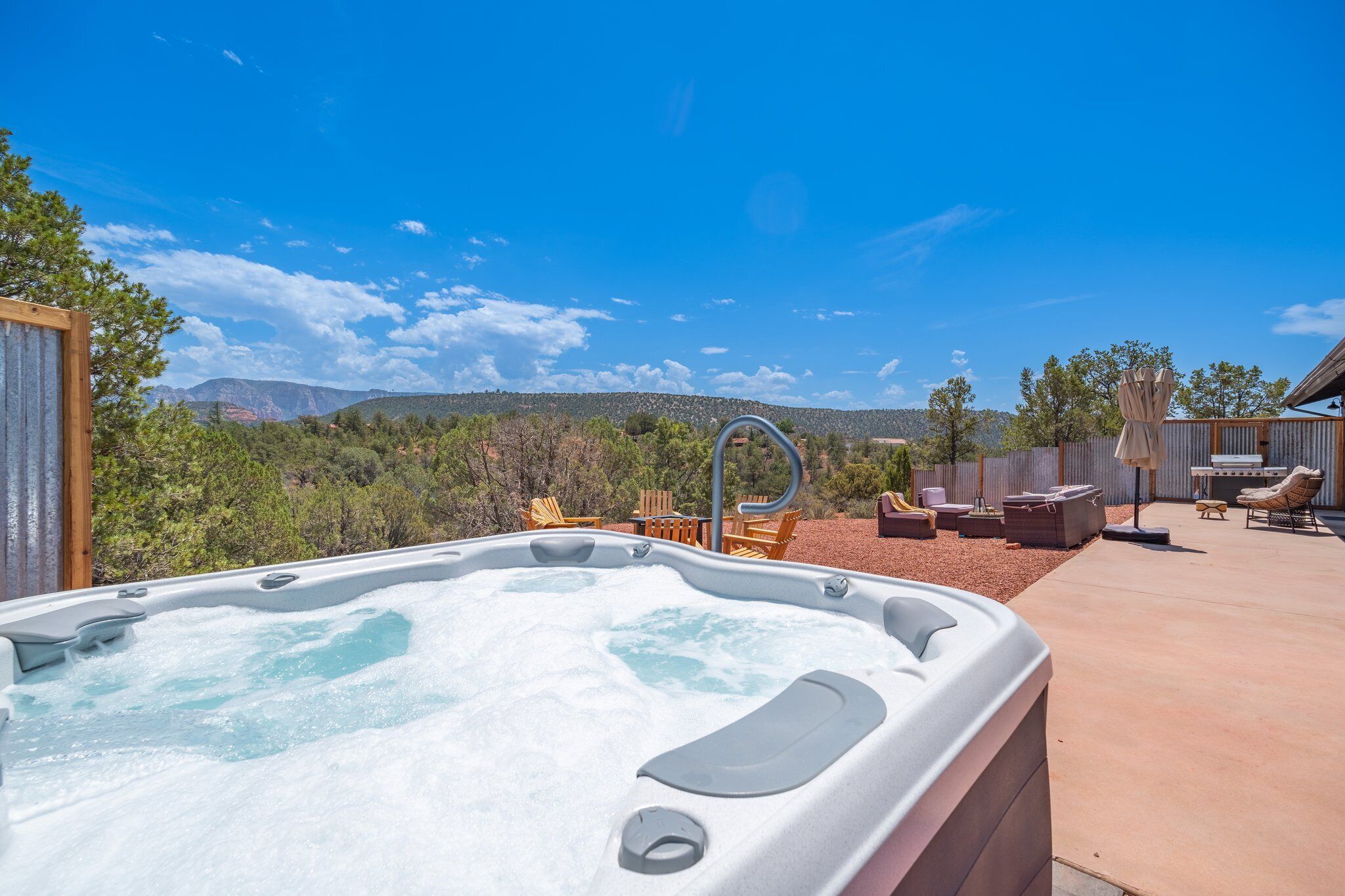VIEWS, hot tub, dog friendly, near trailheads!