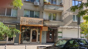 Un escaparate con un letrero que dice "FOOLFOLIE Toys & Gifts" y una vitrina con varios artículos.