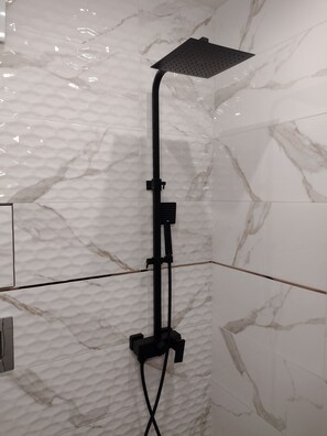 Shower, free toiletries, hair dryer, towels - Bijoux Apt: Comfort and Style in the heart of Sofia (Sofia)