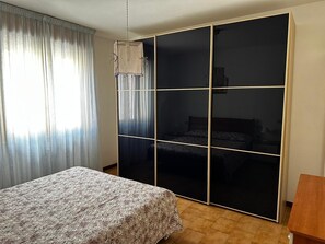 1 bedroom, desk, WiFi, bed sheets
