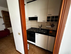 Kühlschrank, Ofen, Herdplatte, Wasserkocher mit Kaffee-/Teezubehör